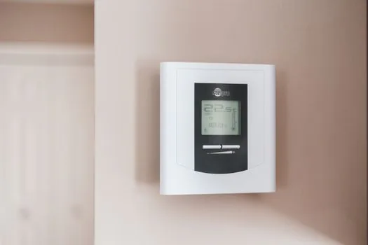 Thermostat for heat load control
